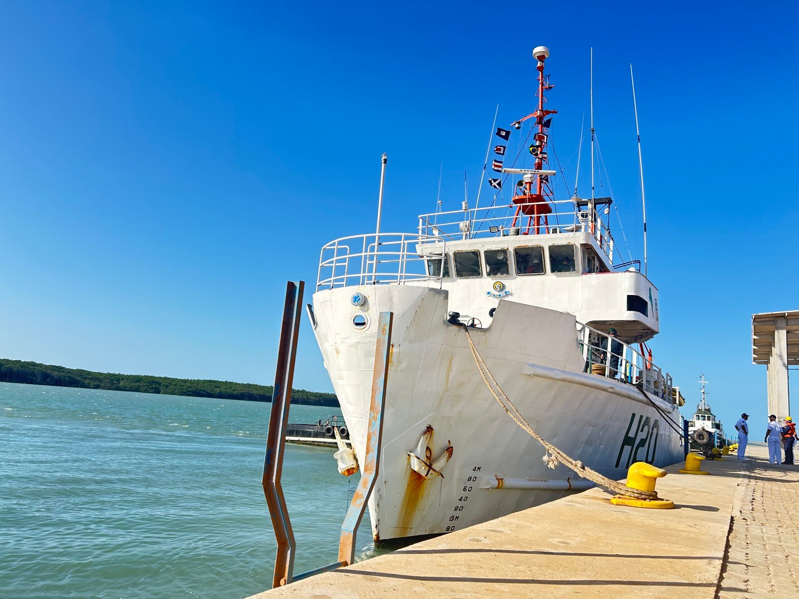Navio hidrográfico da Marinha do Brasil atraca no Porto Piauí para instalação de boia de análise meteorológica